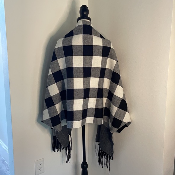 NWT Shiraleah Black Sleeved Reeve Wrap OS - Picture 2 of 9